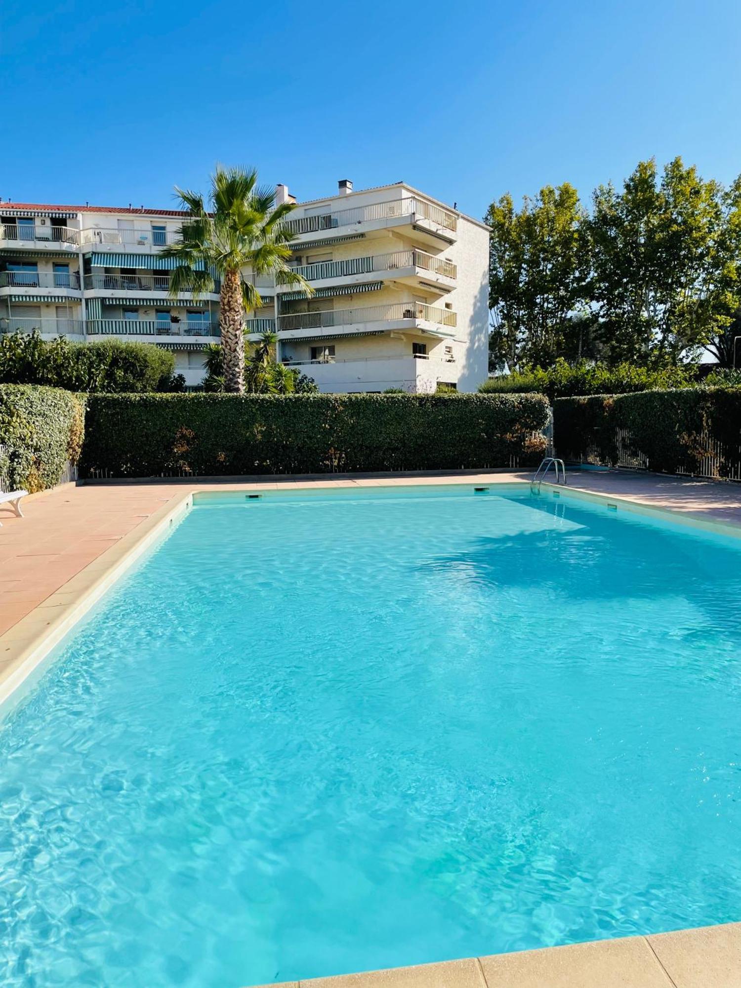 Studio De Standing Climatise, Avec Piscine, Proche De La Mer Frejus Bagian luar foto